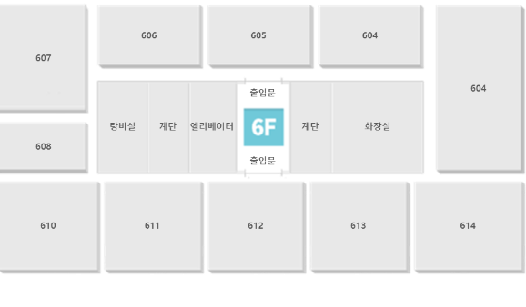 6층 안내도 : 중앙 복도와 출입문을 중심으로 좌측에는 탕비실, 계단, 엘리베이터가 위치해 있으며, 우측에는 계단, 화장실이 위치해 있습니다.